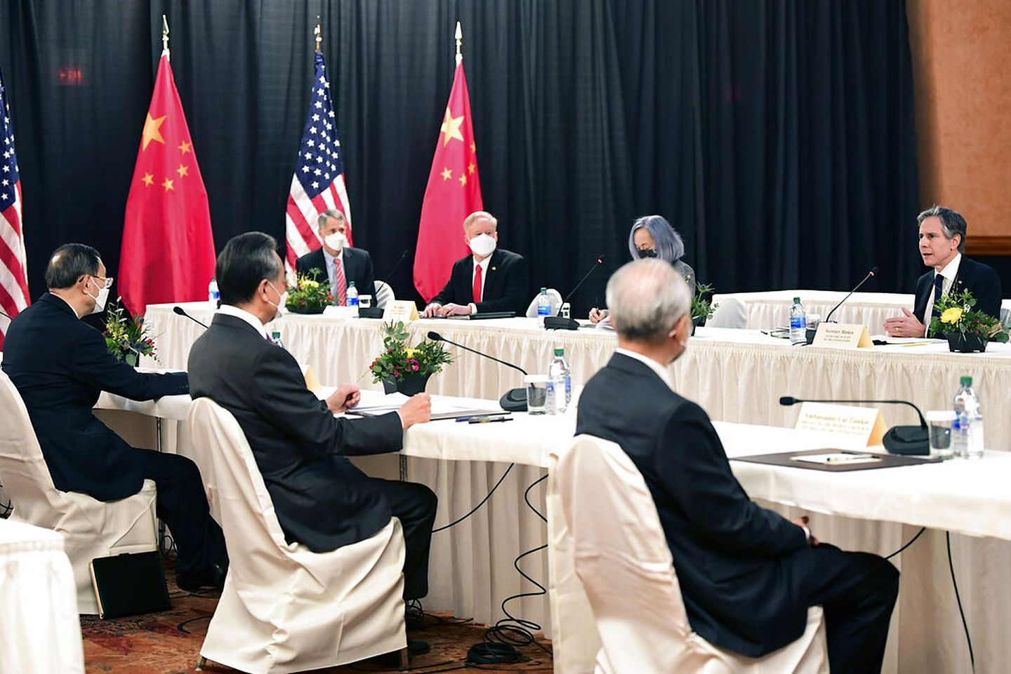 在3月18日的中美高层会议上，中国在全球面前让美国吃了闷棍，“美国重返”这剧码难以成戏。图为3月18日中美外交高级官员在阿拉斯加进行首轮会面。照片最后排最右为美国务卿布林肯。相中最左方为中央外事工作委员会办公室主任杨洁篪，左二是中国国务委员兼外交部长王毅。（AP）