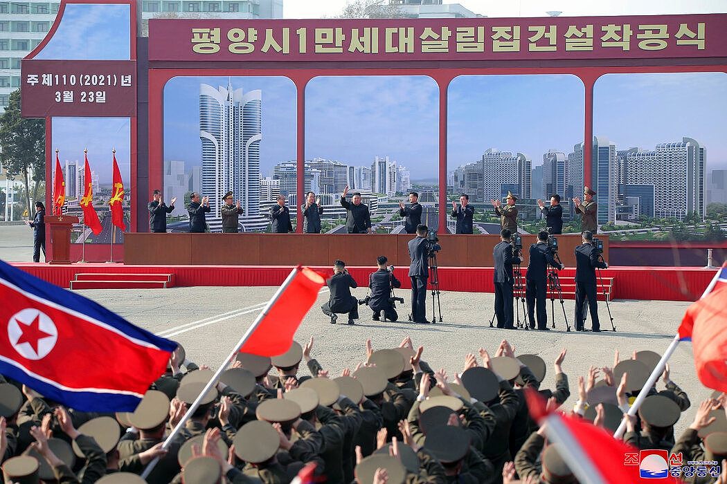 朝鲜官方新闻媒体本周发布的该国领导人金正恩（中）的照片。