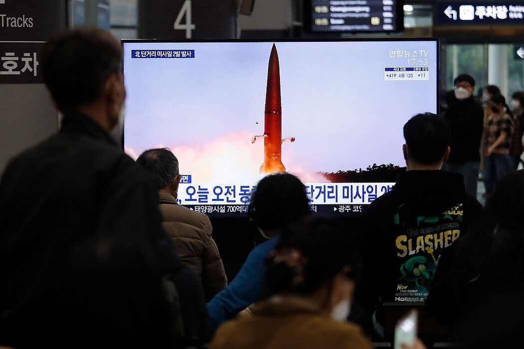 周四，首尔一个火车站，新闻正在播放朝鲜发射导弹的画面。