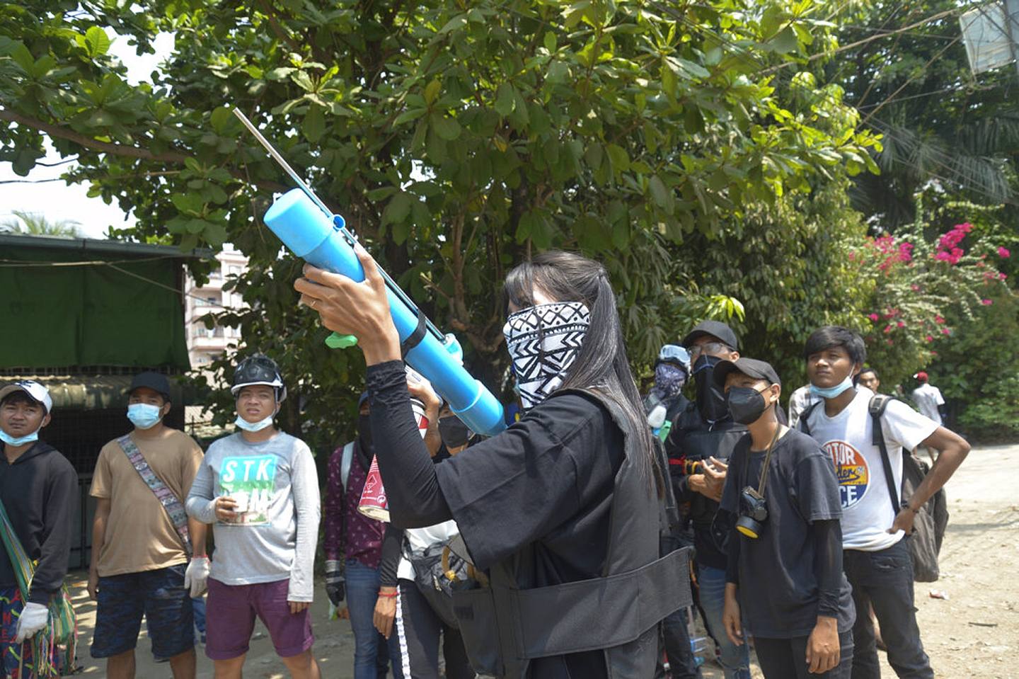 缅甸政变：图为缅甸仰光达克鞳一名示威者3月27日准备以临时制成的气枪对付警察。 （AP）