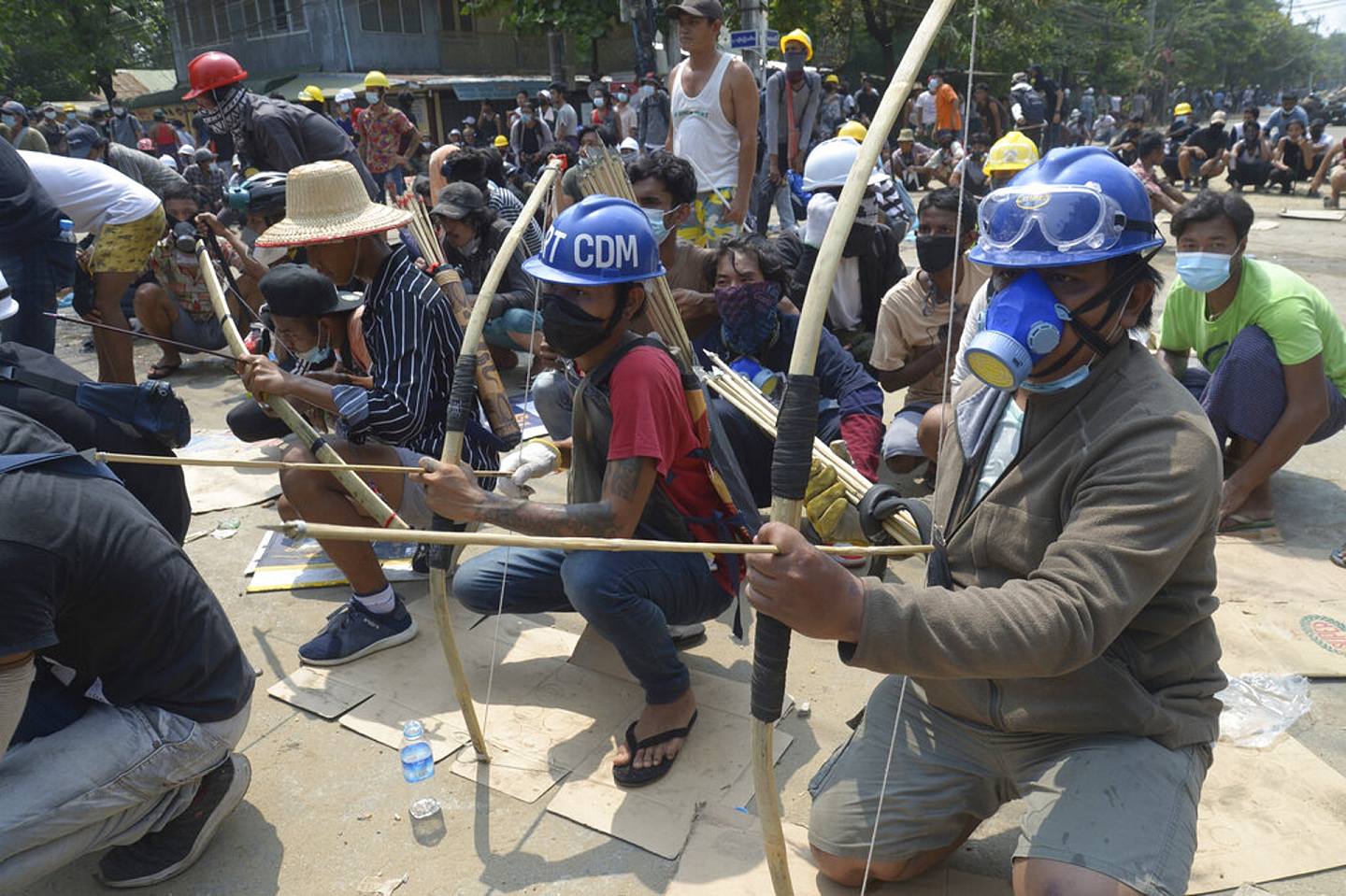缅甸政变：图为缅甸仰光达克鞳一名示威者3月27日准备以临时制成的弓箭对付警察。 （AP）