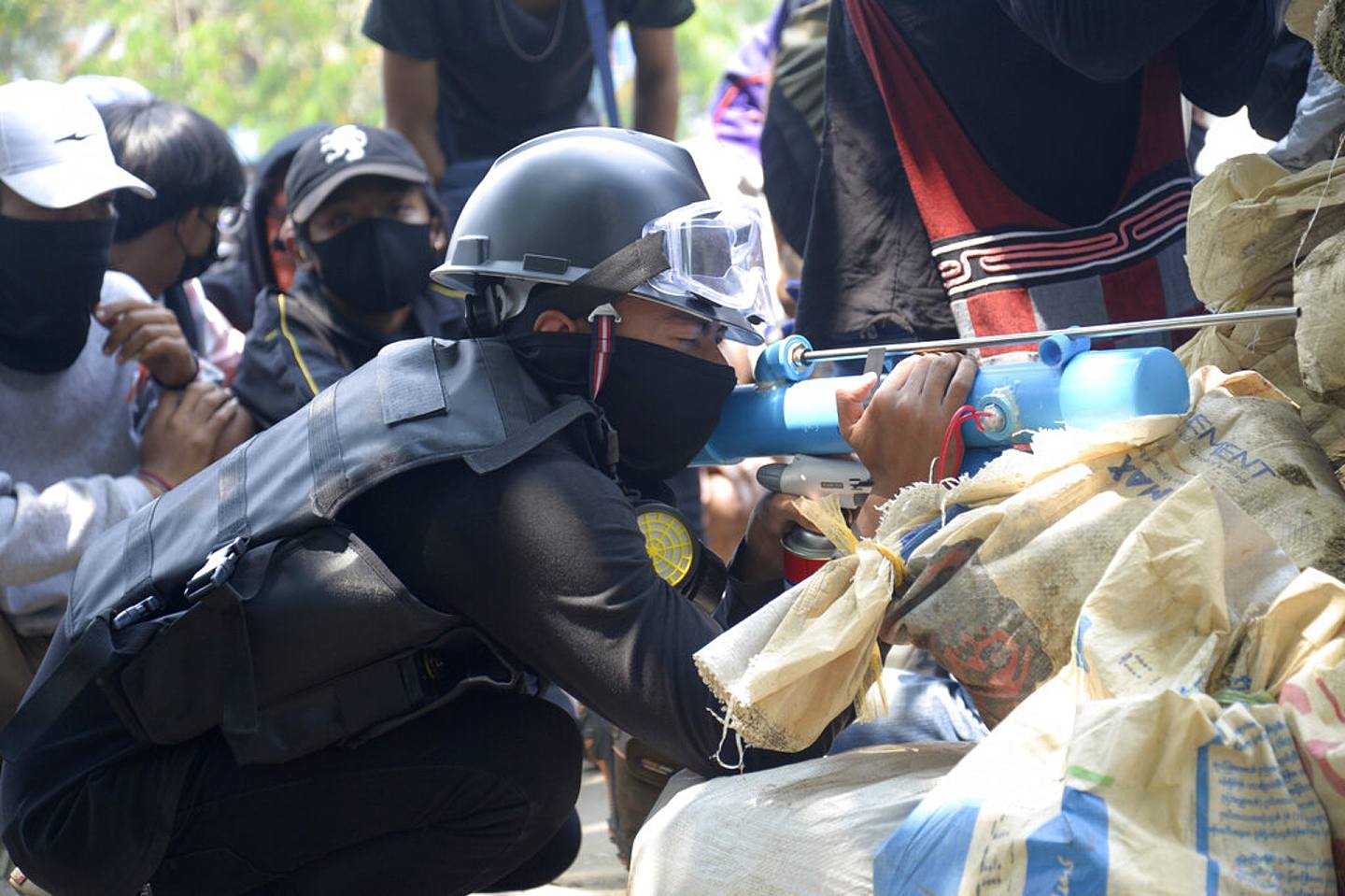 缅甸政变：图为缅甸仰光达克鞳一名示威者3月27日准备以改装气枪对付警察。 （AP）