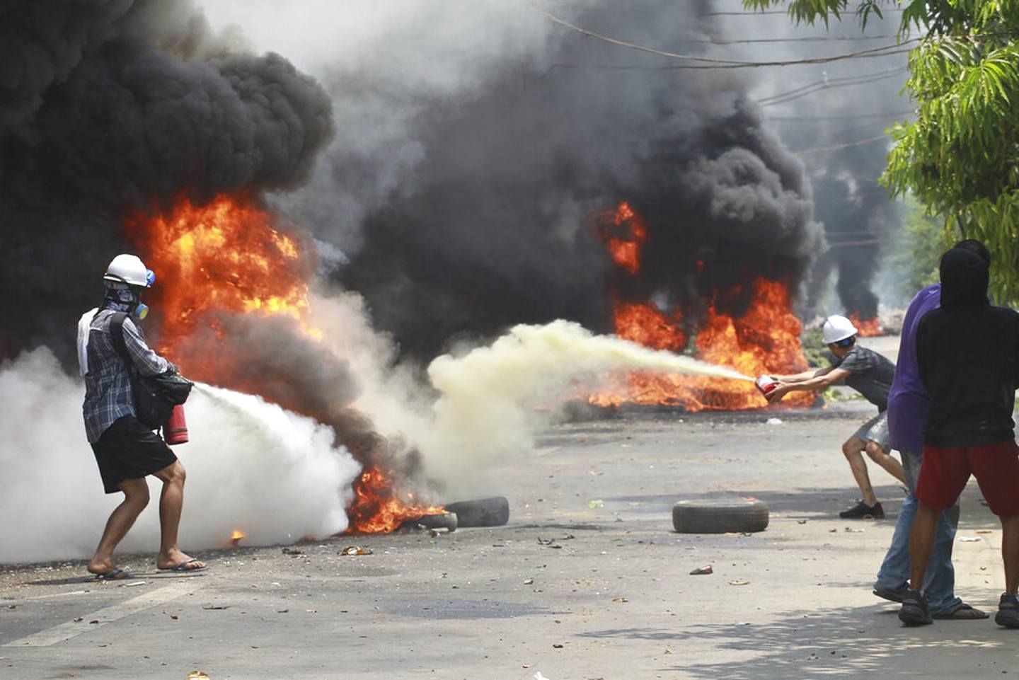缅甸政变：图为缅甸仰光达克鞳的示威者3月27日使用灭火器。 （AP）