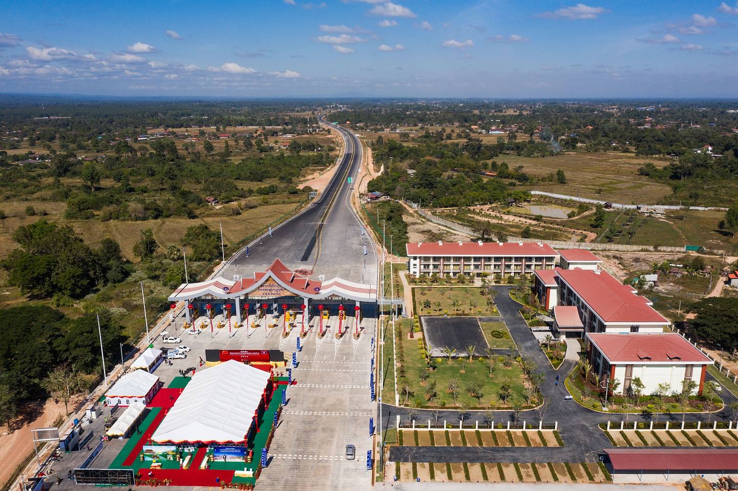 2020年12月20日，在老挝首都万象拍摄的中老高速公路万象至万荣段。 （新华社）