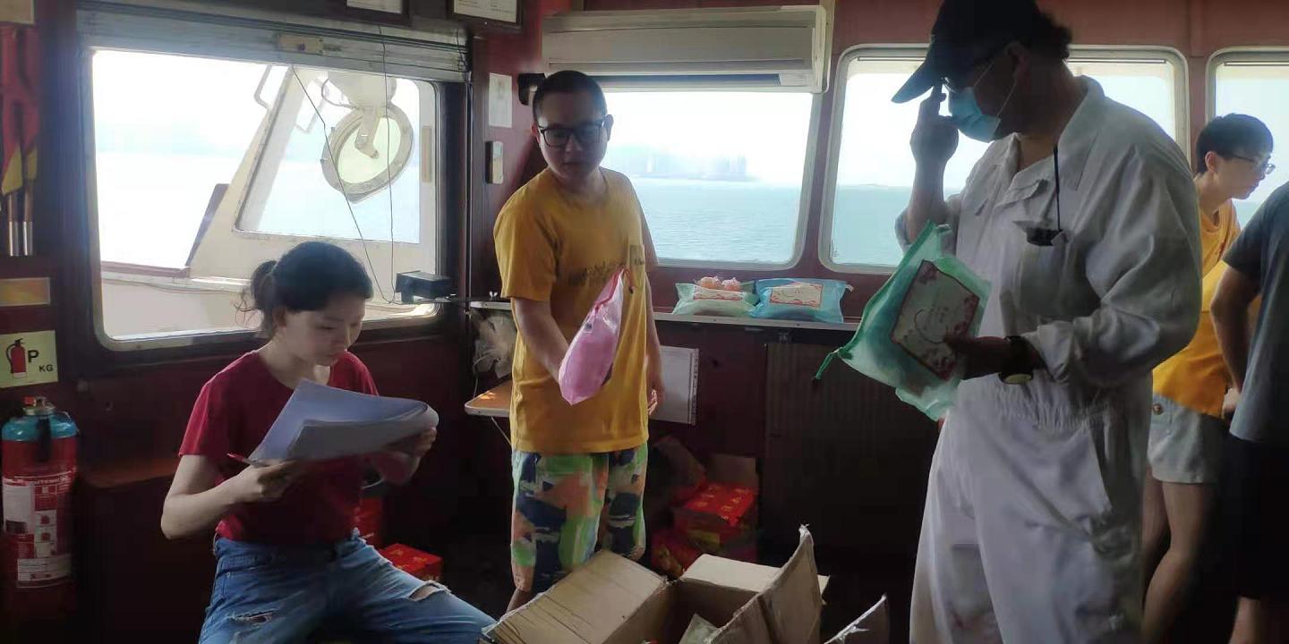 64名中国船员被困马来西亚附近海域一年，首批船员已回国