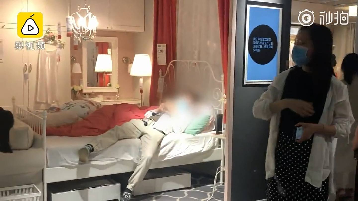 IKEA又见经典「宜家瘫」，许多顾客躺在床上、沙发上。 (影片截图)