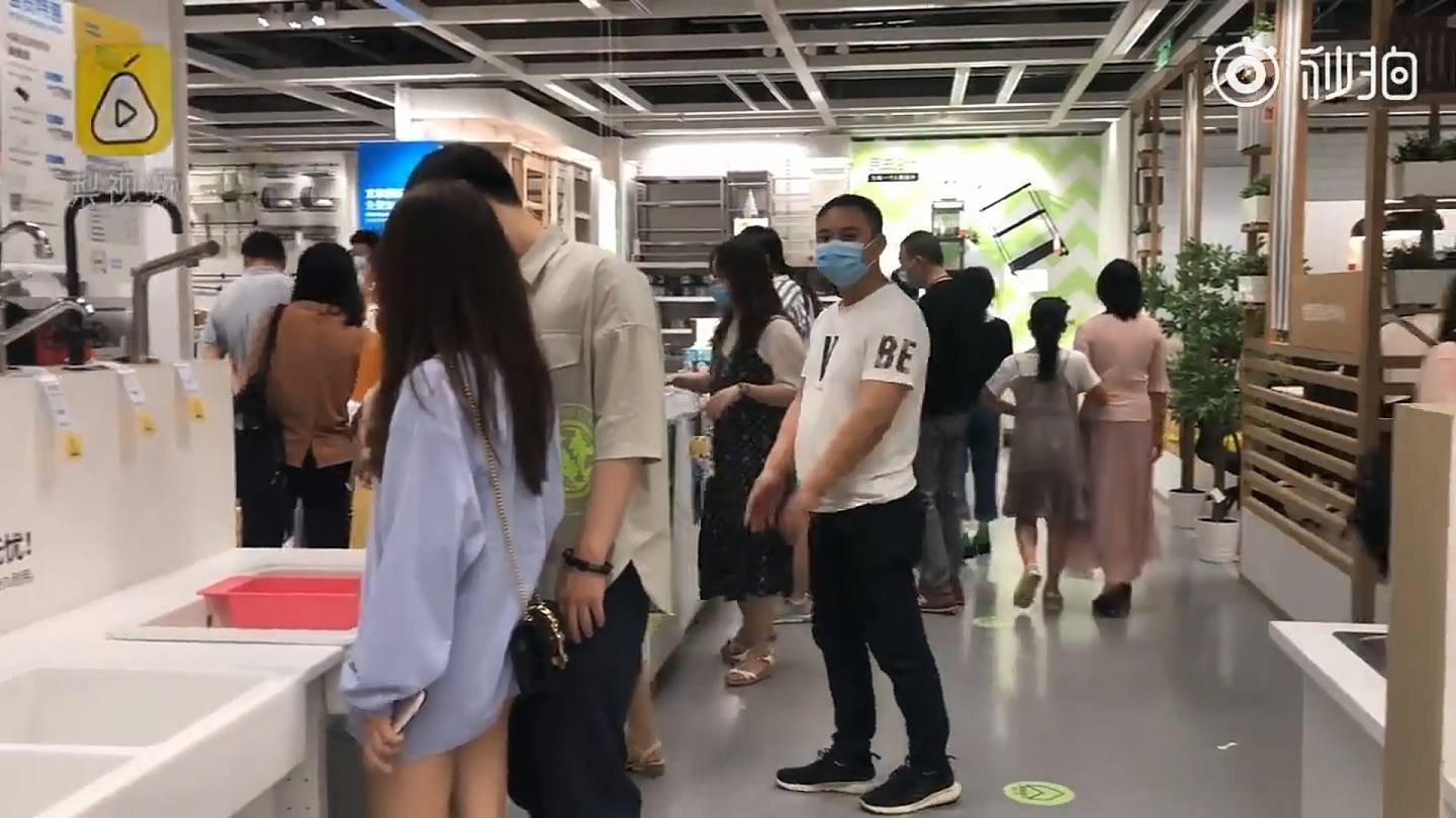 五一假期期间，郑州IKEA顾客众多。 (影片截图)