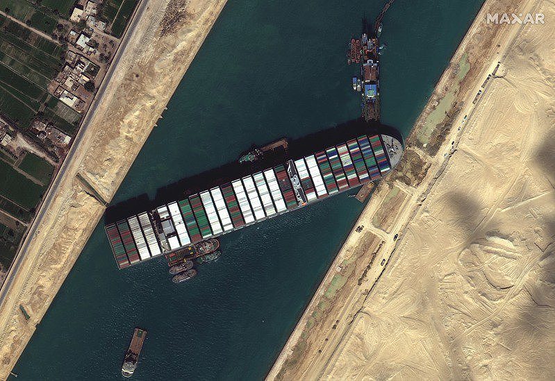 卫星照片显示，长荣货柜轮长赐轮27日仍卡在苏伊士运河。 美联社