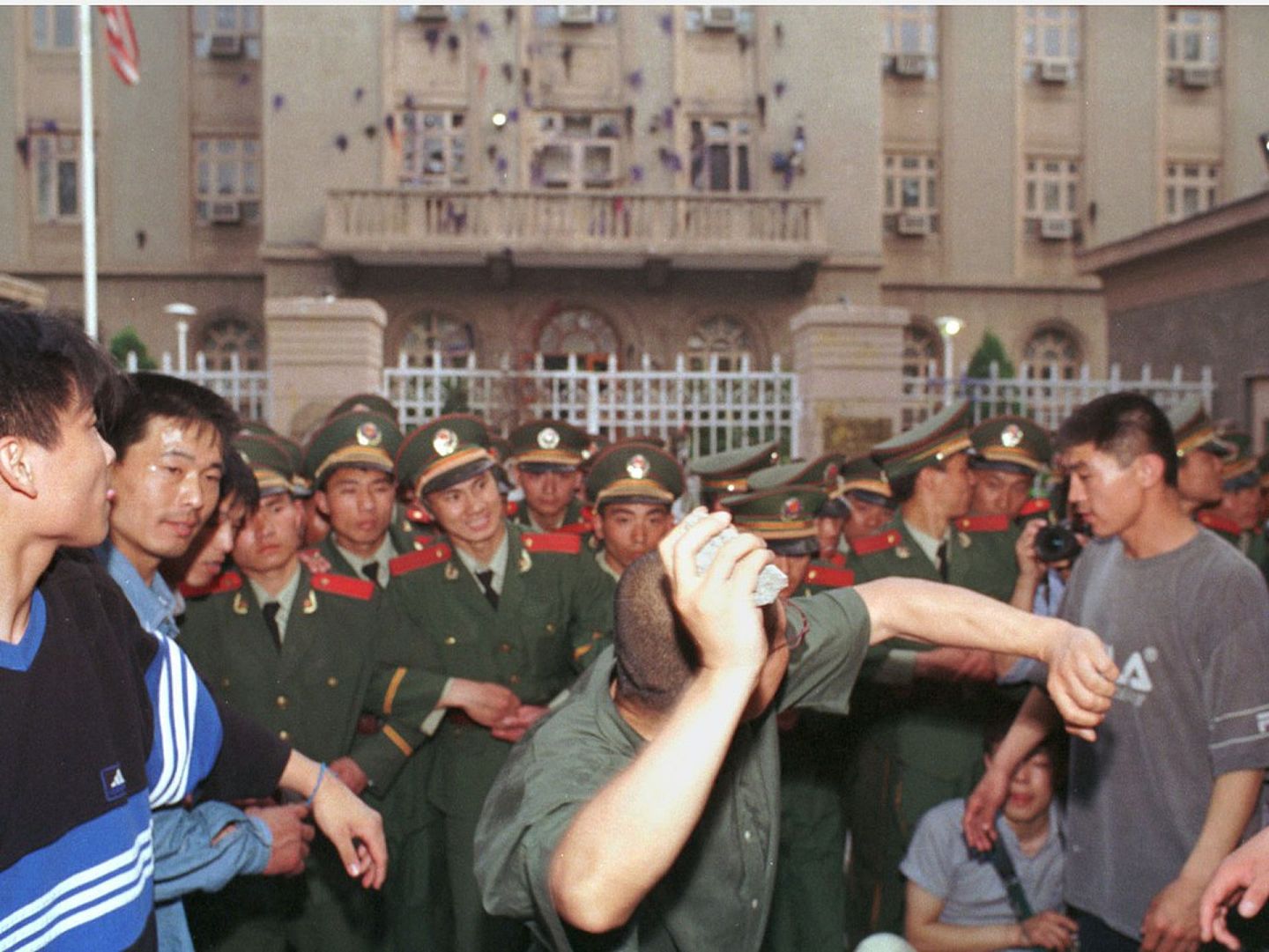 中国驻南联盟大使馆被炸后，愤怒的中国民众前往美国驻华大使馆抗议。（Getty）