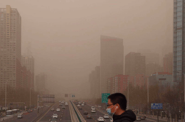 直击 | 沙尘再次侵袭北京，远处楼宇几乎“消失”