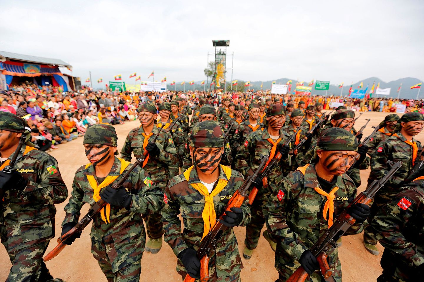 图为2016年7月，掸邦重建委员会的军旅南掸邦军。他们已加入示威者的行为，谴责军政府行径。（Reuters）