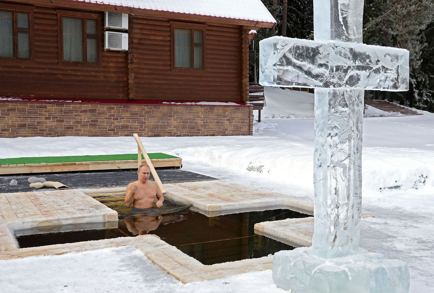 2021年1月19日，普京在寒冷的冬季在冰水里洗澡，纪念东正教主显节。（AP）