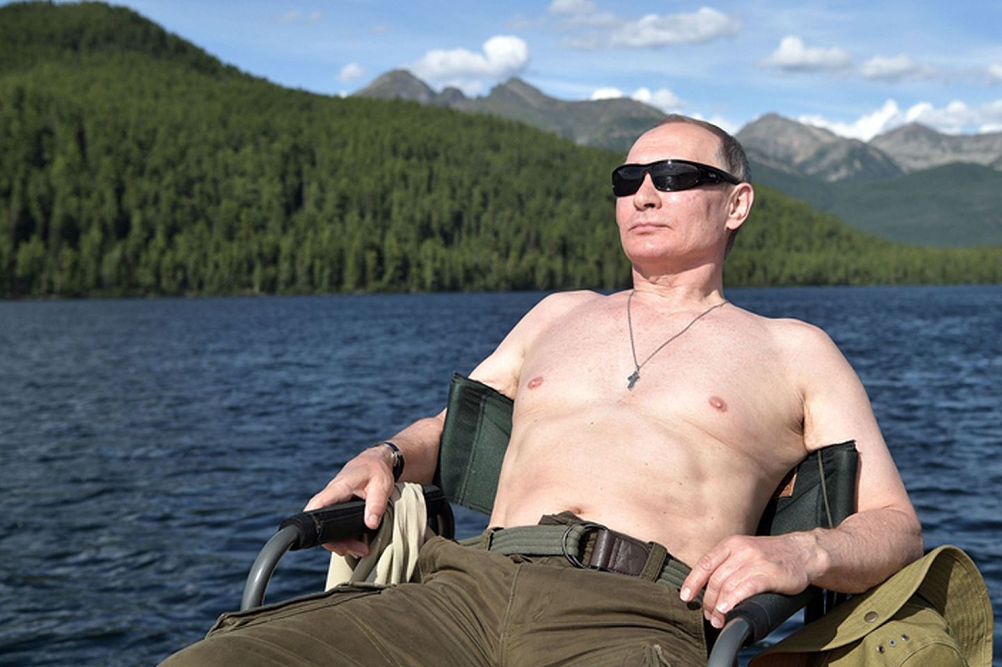 2017年8月1日至3日，普京在西伯利亚森林度假。普京赤裸着上身，在湖边休息，看起来十分健硕。（克里姆林宫网站）
