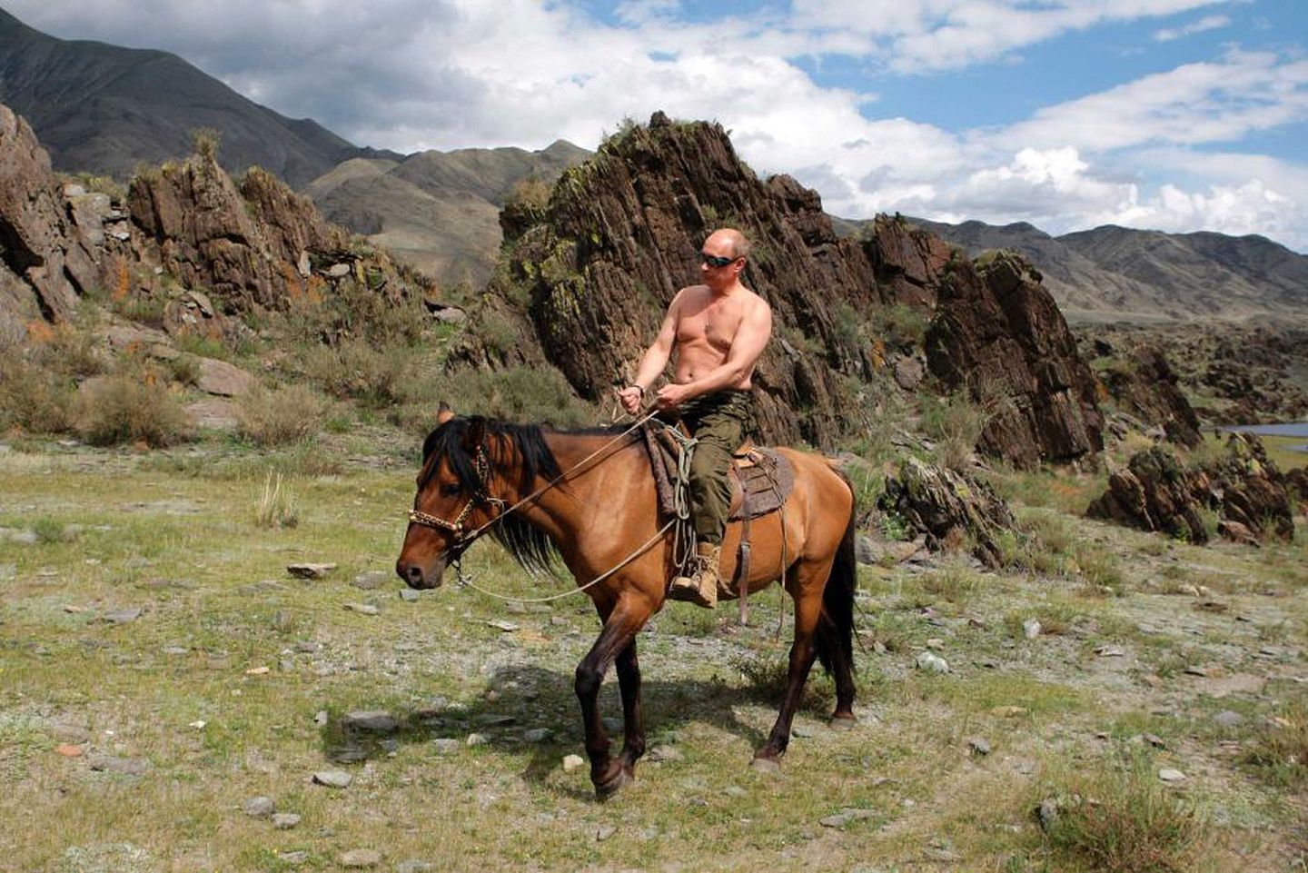 普京赤裸着上身骑马。普京赤裸上身的做法在俄罗斯还引发了狂潮，许多民众纷纷效仿。（克里姆林宫网站）