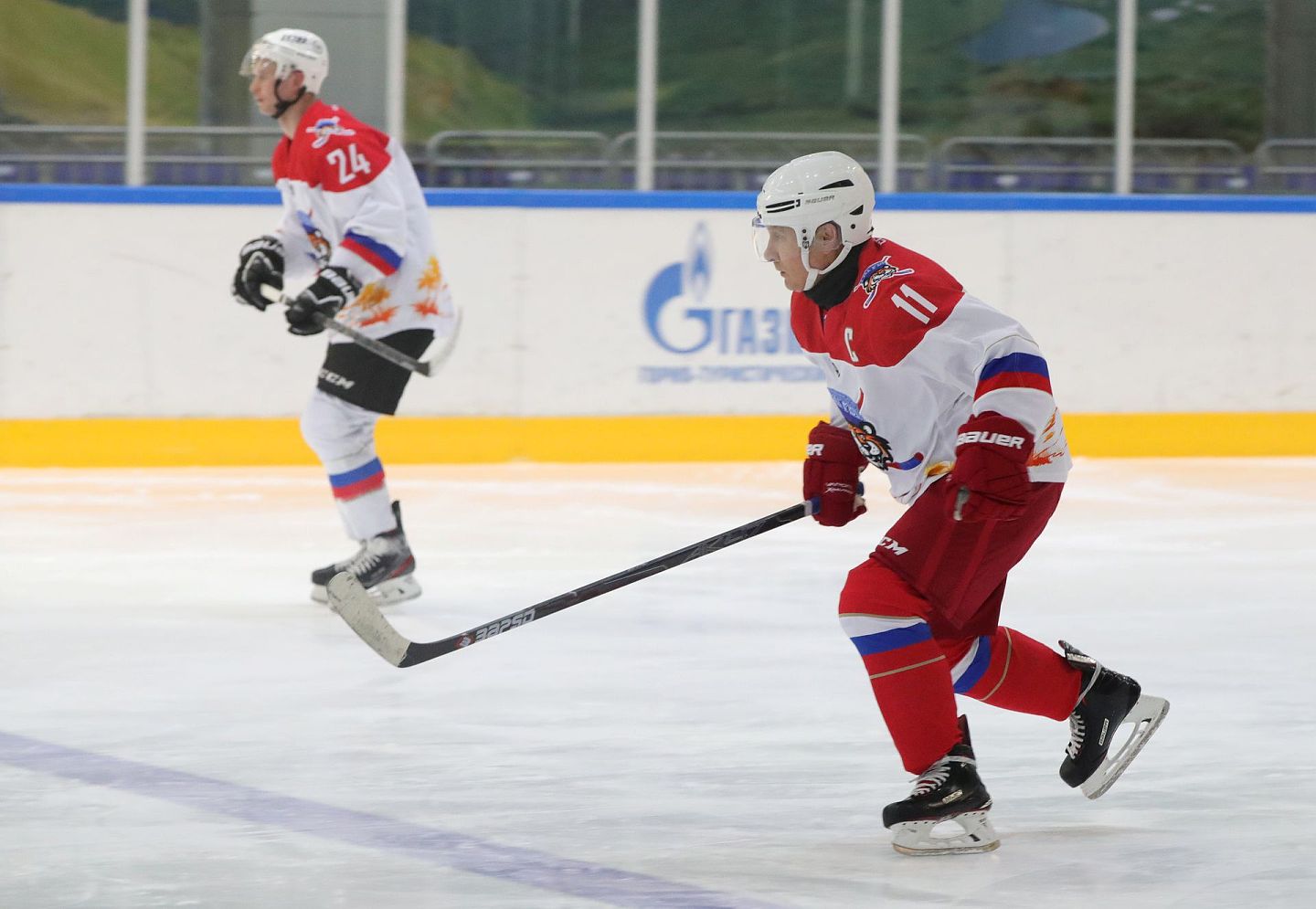 2月7日，普京在索契打冰上曲棍球。（Reuters）