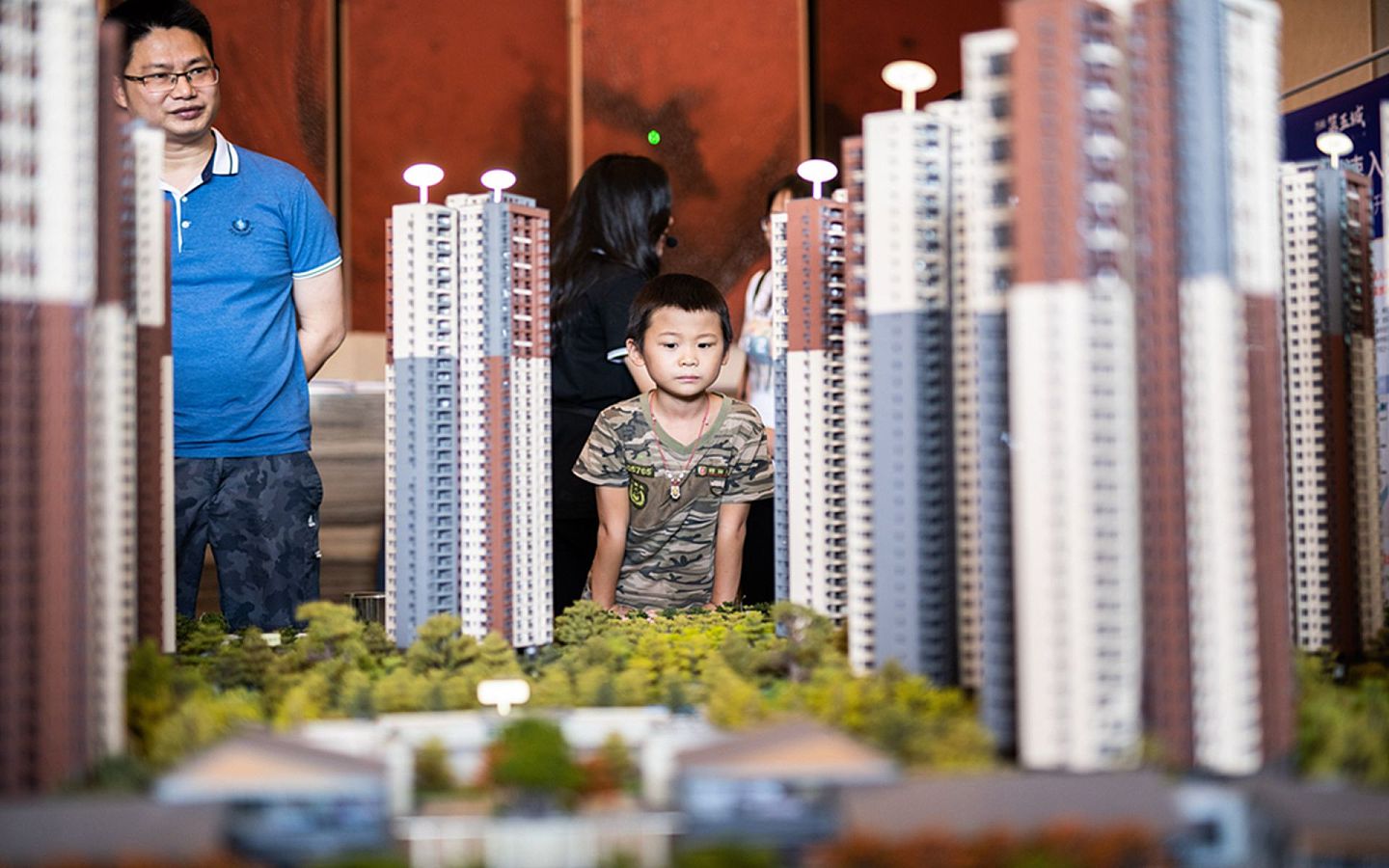中国大城市的高房价令不计其数的年轻人感到巨大压力。（VCG）