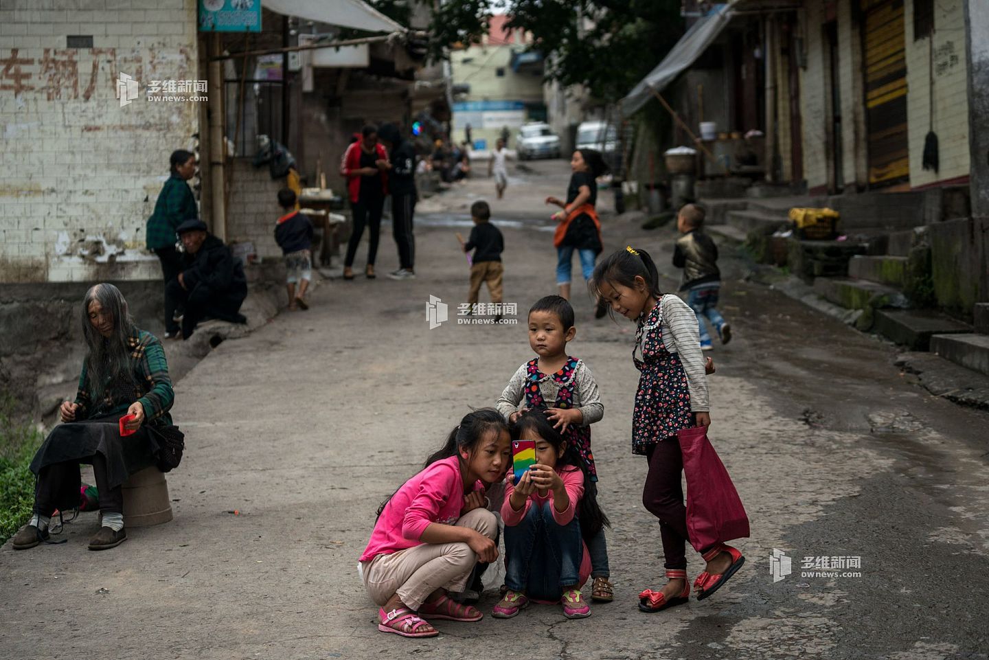 四川西南的大凉山是中国最大的彝族聚居区，也是中国贫困县最为集中的地区之一。这里被称为中国贫穷的样本，恶劣的自然环境和长期的贫困困扰着这里。 图为当地彝族小孩。（多维新闻）