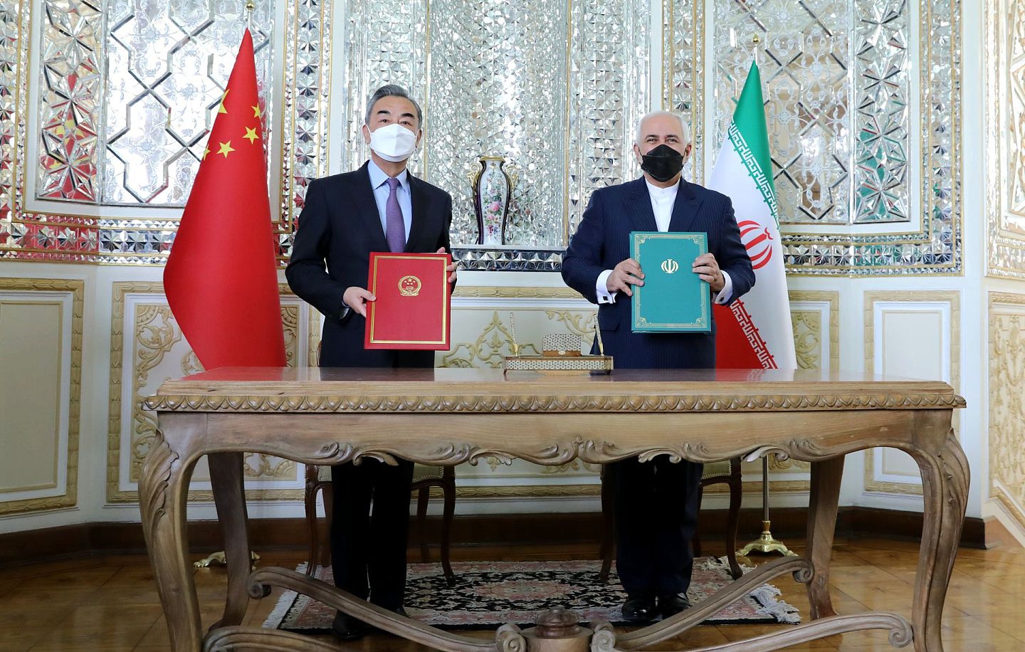 2021年3月27日，王毅和伊朗外长签署为期25年全面合作协议。（Twitter@@JZarif）