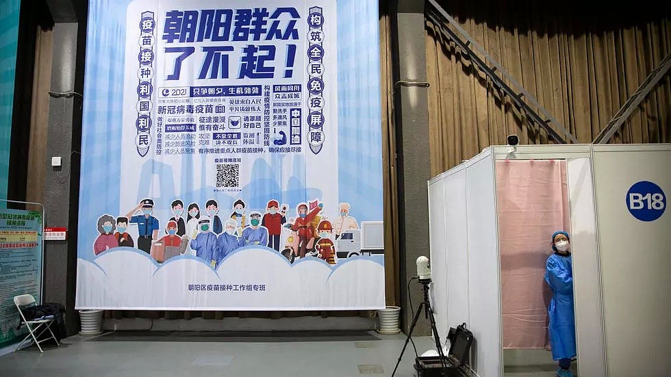 中国接种率低，当局发起宣传攻势，动员人们接种疫苗。图为北京一处接种站挂出的宣传牌。