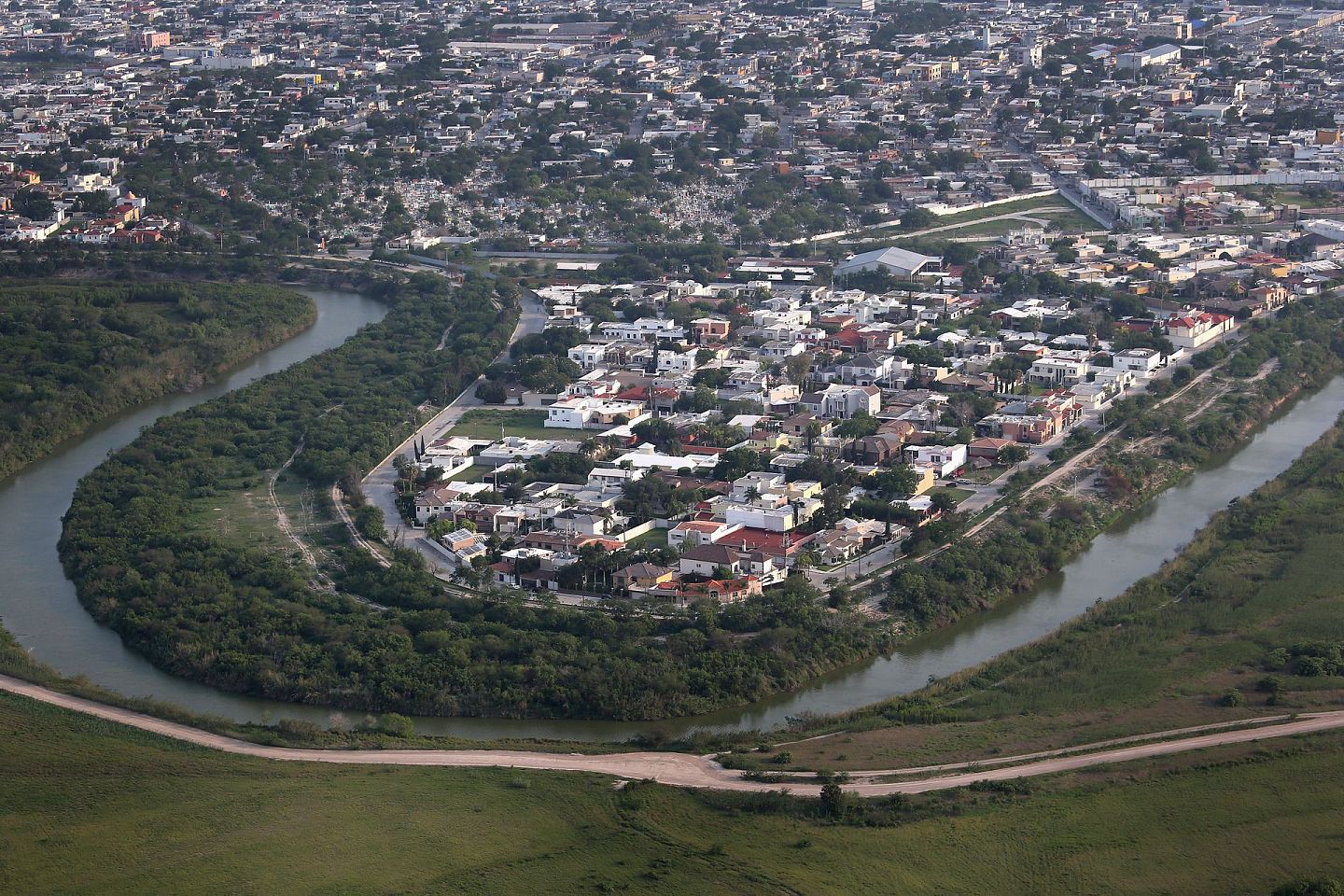 从得州布朗斯维尔市（Brownsville）望向墨西哥的马塔莫罗斯市，格兰德河将两地相隔。这片地区常常出现毒品走私活动。（Getty）