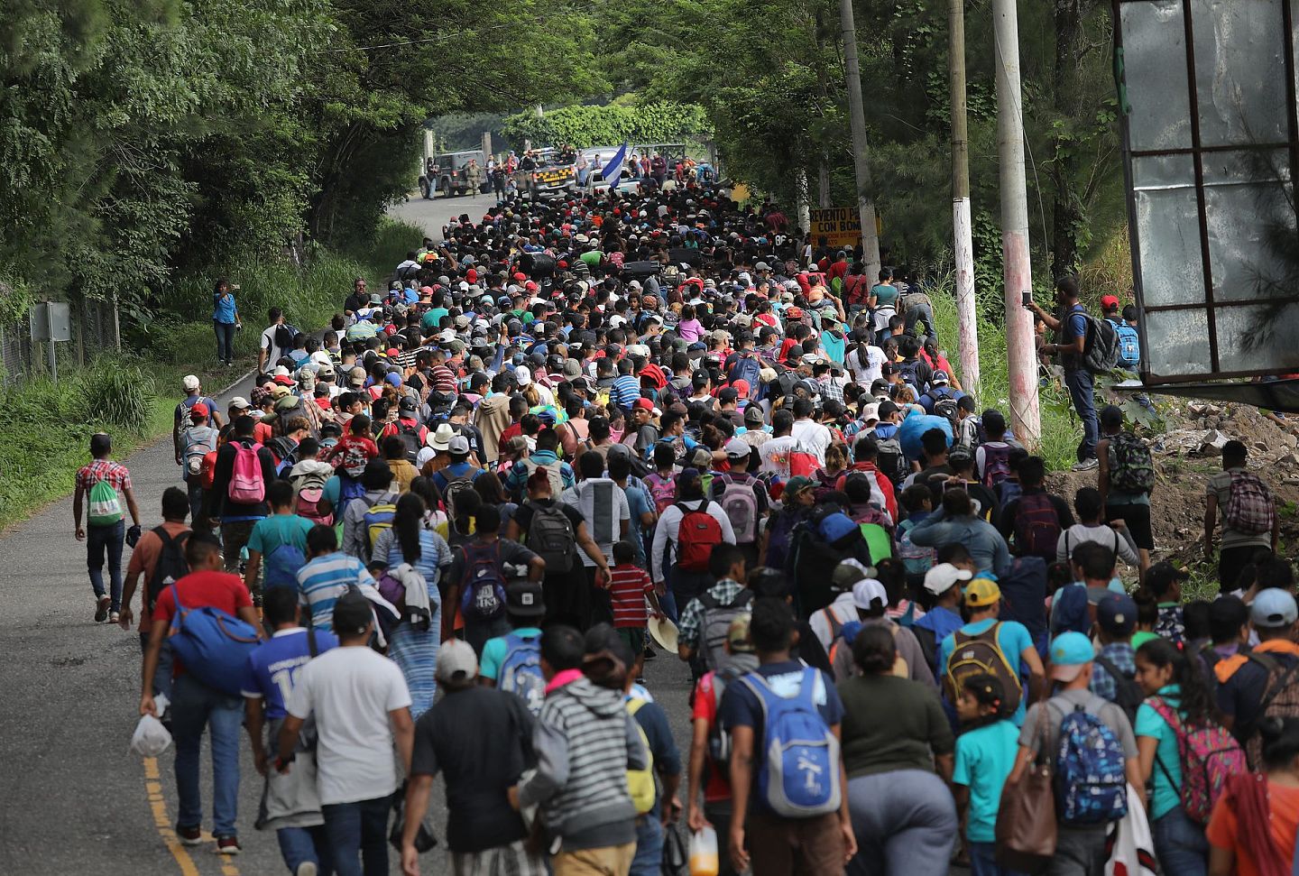 2018年10月，大批洪都拉斯移民在危地马拉境内穿过，前往墨西哥边境。这是一场前途未卜的大流动。（Getty）