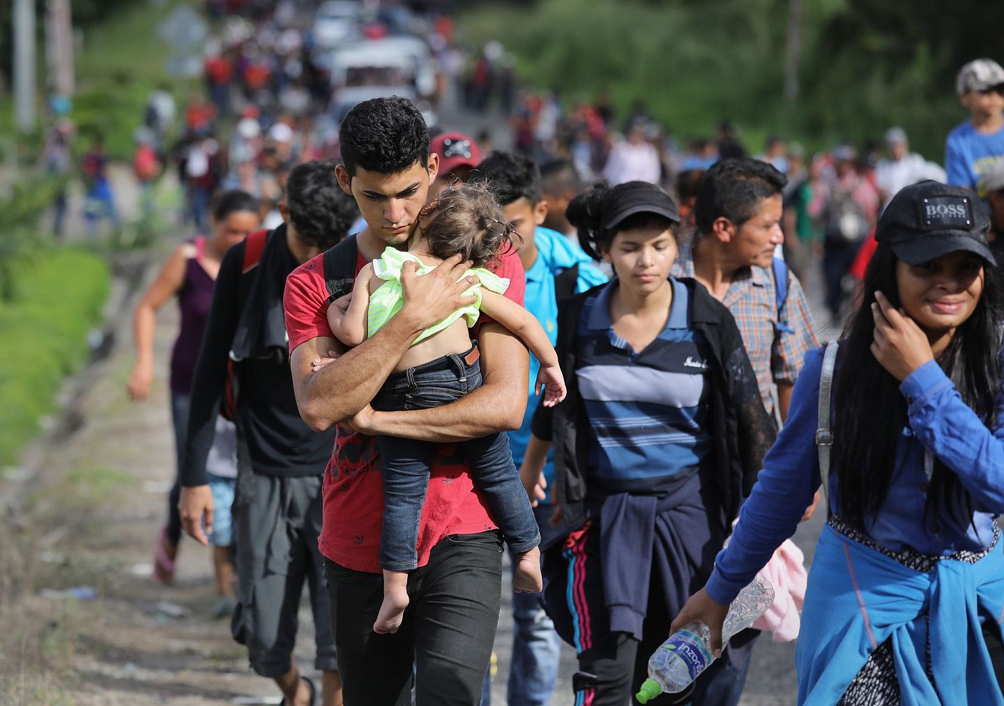 2018年10月，大批洪都拉斯移民在危地马拉境内穿过，前往墨西哥边境。（Getty）