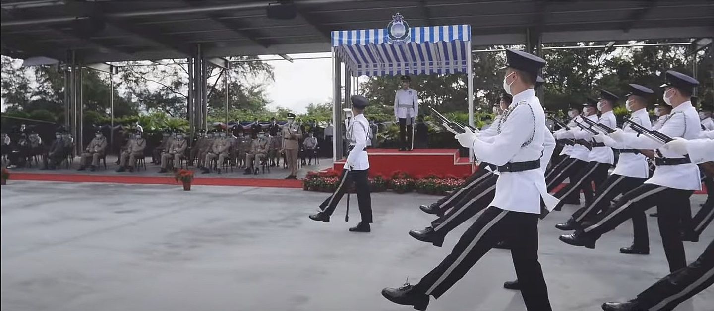 片段显片，入境处仪仗队到主礼台时迅速转换中式步操。（微博@央视频视频截图）