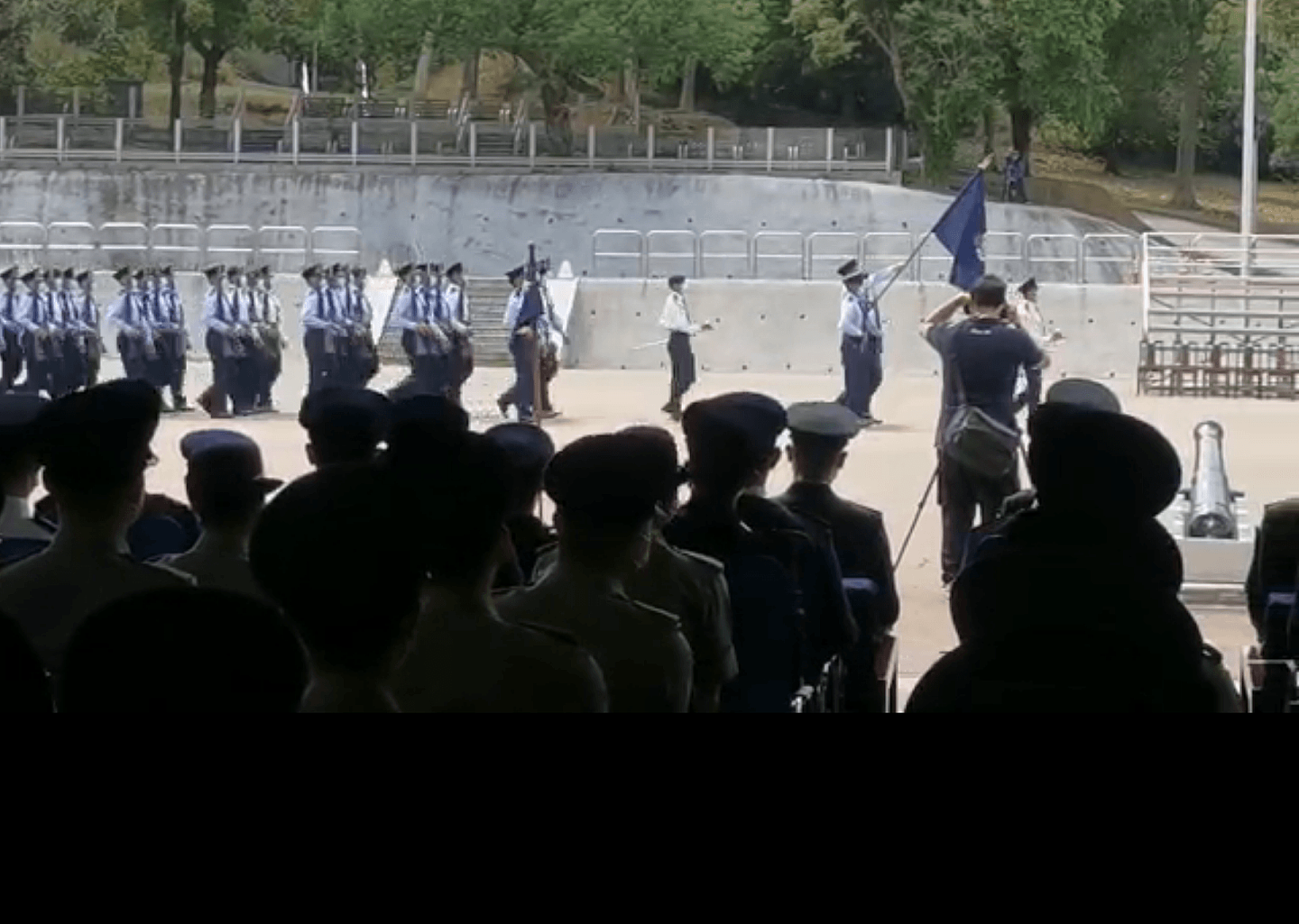 香港警察学院3月11日举行5大纪律部队中式步操结业典礼。（微博@央视频视频截图）