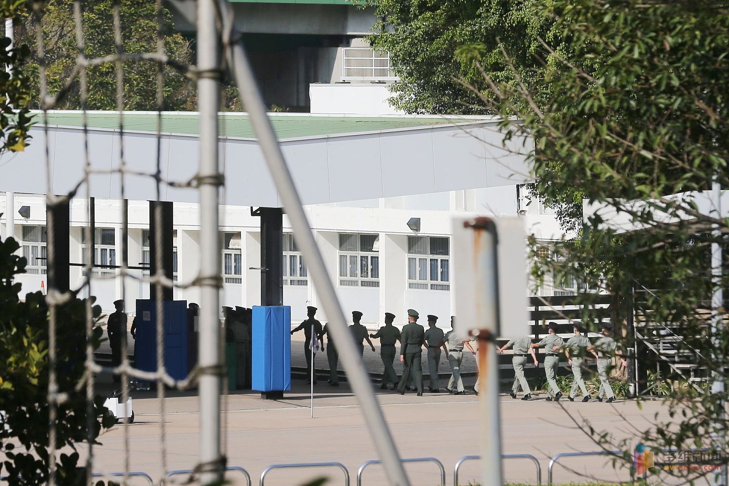 此前，香港警察学院出现驻港解放军正培训中式步操，以往港警一直采用的是英式步操，此次信号是否透露出港警将会逐渐弃英改中，未有定案。（多维新闻）
