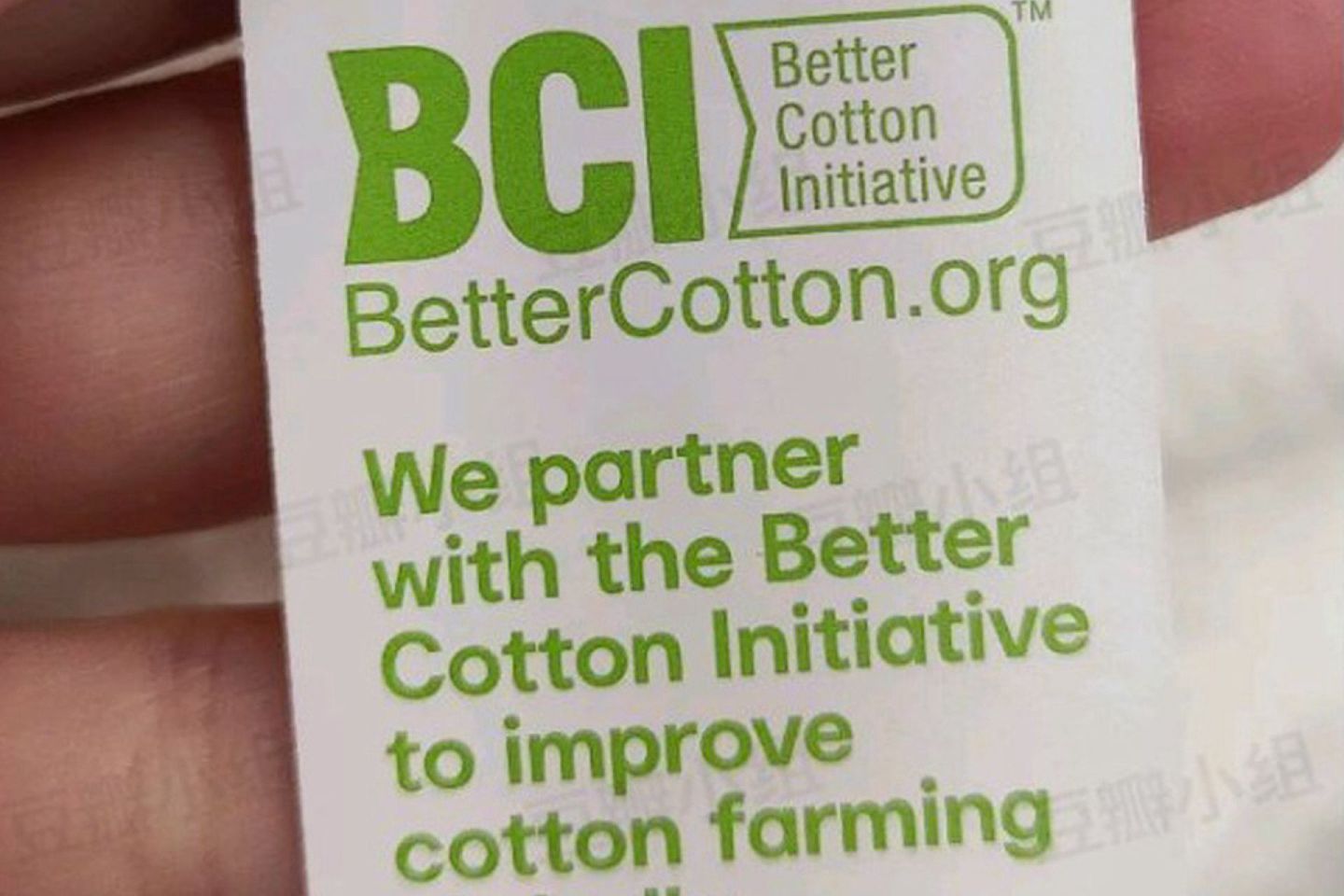 BCI作为一个非盈利组织，其在官网声明合作品牌商禁止使用新疆棉花。图为合作服饰品牌配挂的BCI标志。（微博@共青团中央）