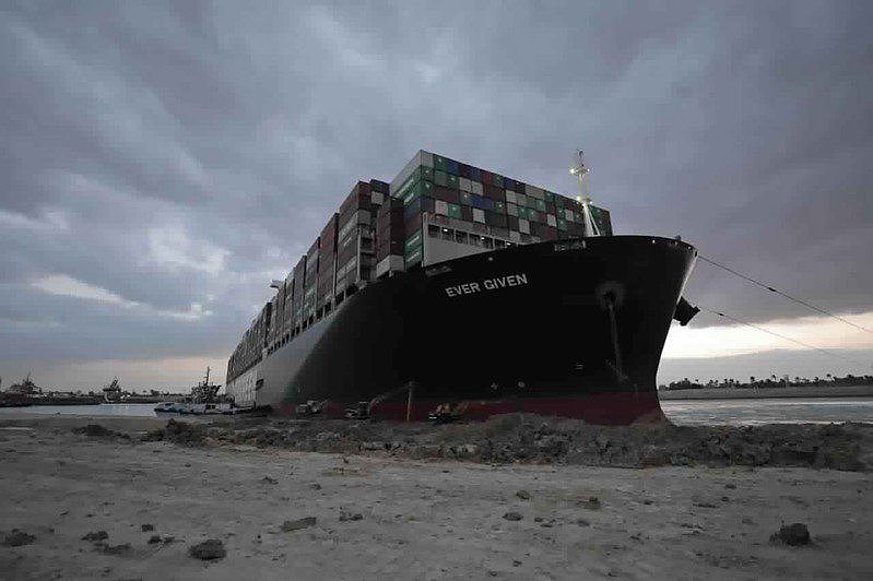 长荣货运轮「长赐号」（Ever Given）在苏伊士运河触礁多日。 美联社