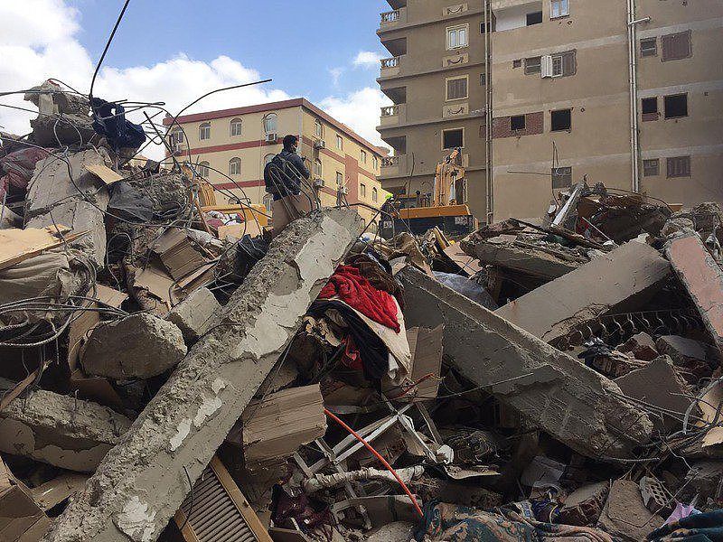 27日埃及首都开罗东郊一栋10层住宅大楼倒塌。 美联社