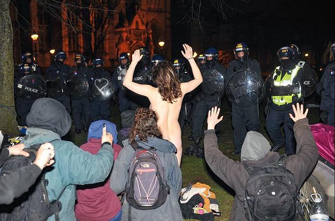 英国抗议又现奇葩操作：脱衣全裸当街排便，警民合影“不亦乐乎”（组图） - 3