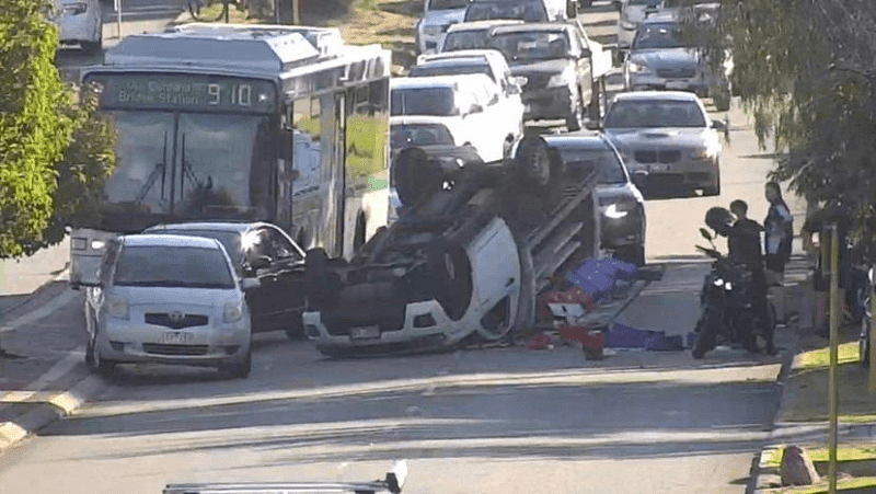 紧急突发！珀斯Canning Highway发生重大事故，汽车倒翻在地，交通被严重延误 - 2