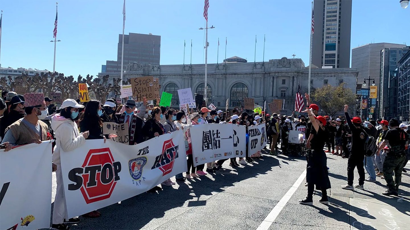 2021年3月27日，大批人员聚集在旧金山市政厅前的广场上，进行亚裔反歧视集会。（孙诚拍摄，独家首发）