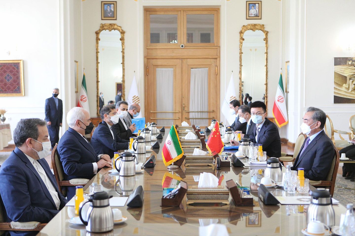3月27日，中国国务委员兼外长王毅（右一）在伊朗德黑兰同伊朗外长扎里夫（左二）举行会谈。（新华社）