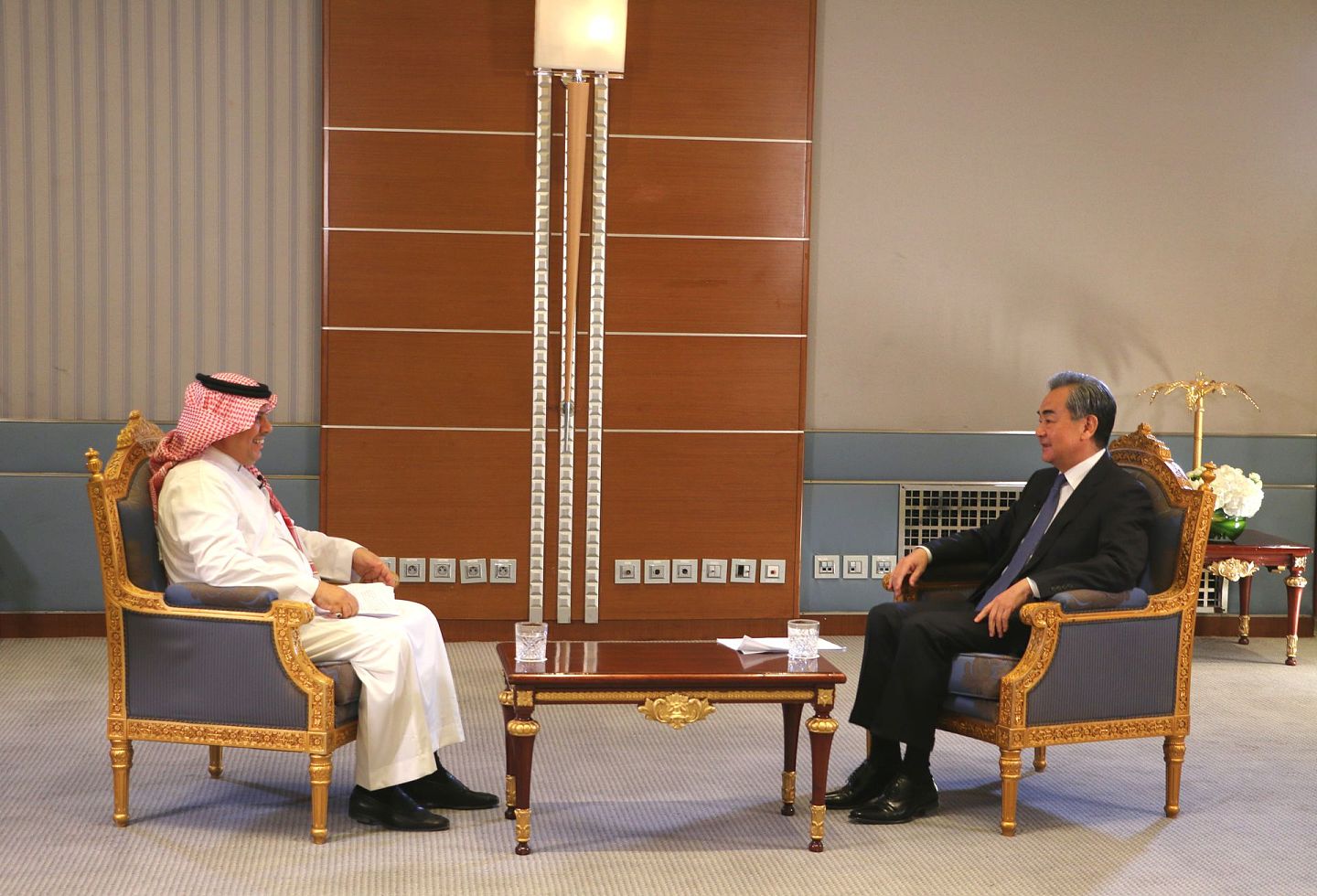 3月24日，中国国务委员兼外长王毅（右）在沙特阿拉伯首都利雅得接受阿拉比亚电视台专访。王毅谈及了巴以在北京对话的可能。（新华社）