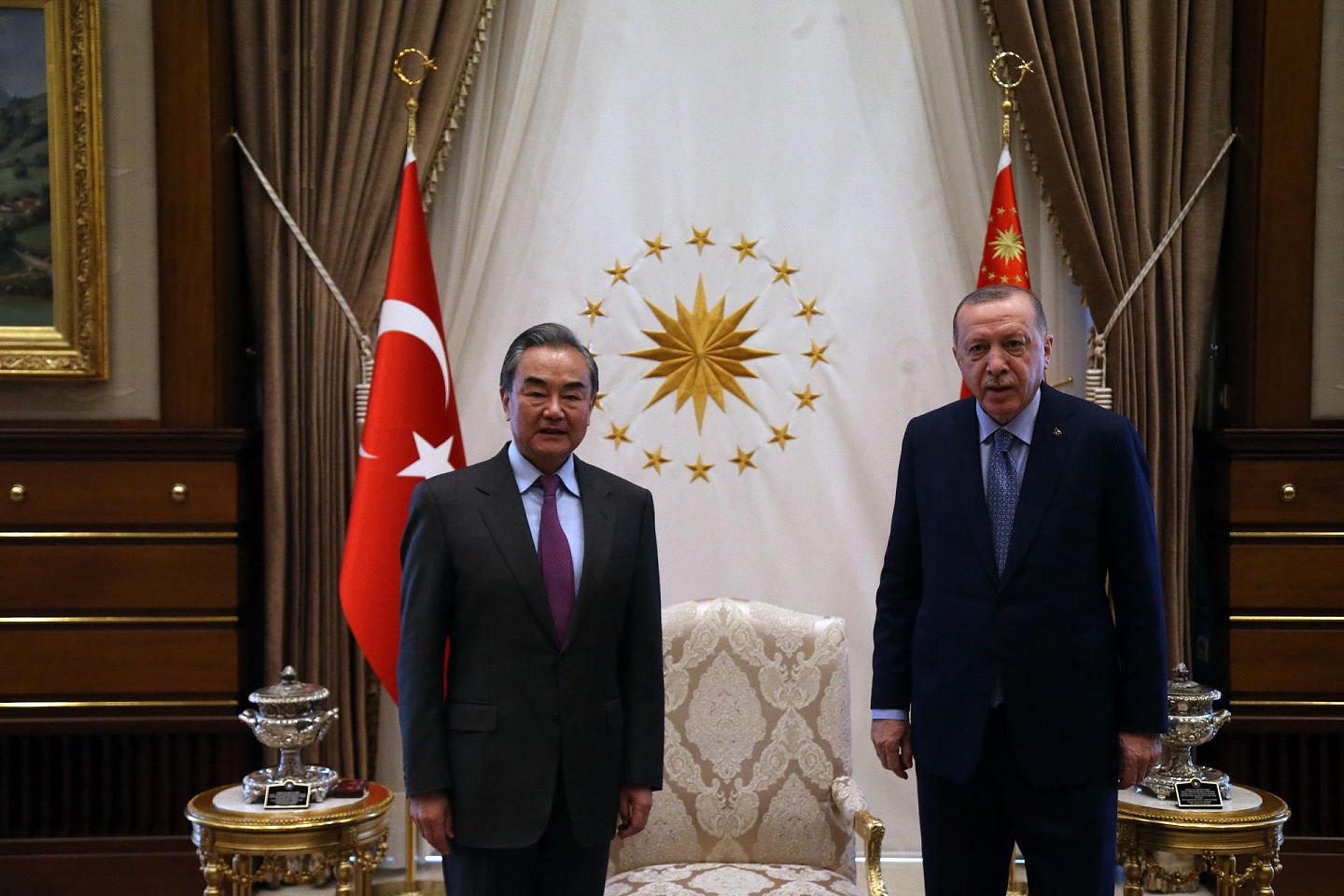 3月25日，土耳其总统埃尔多安（右）在安卡拉会见了中国国务委员兼外长王毅。双方谈及了土耳其在一带一路的作用等问题。（新华社）