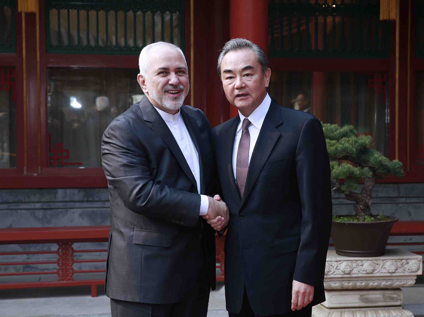 扎里夫（左）已是北京的常客，伊朗方面在他2020年访华之后，也切实推进了此前的25年合作协议，但德黑兰当局在相关问题上也有过相当强度的过度宣传。（新华社）