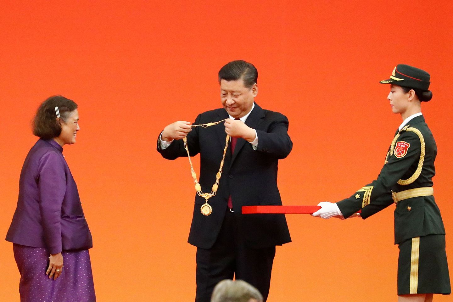 2019年9月29日，中国国家主席习近平在北京人民大会堂向诗琳通公主授予友谊勋章。（Reuters）