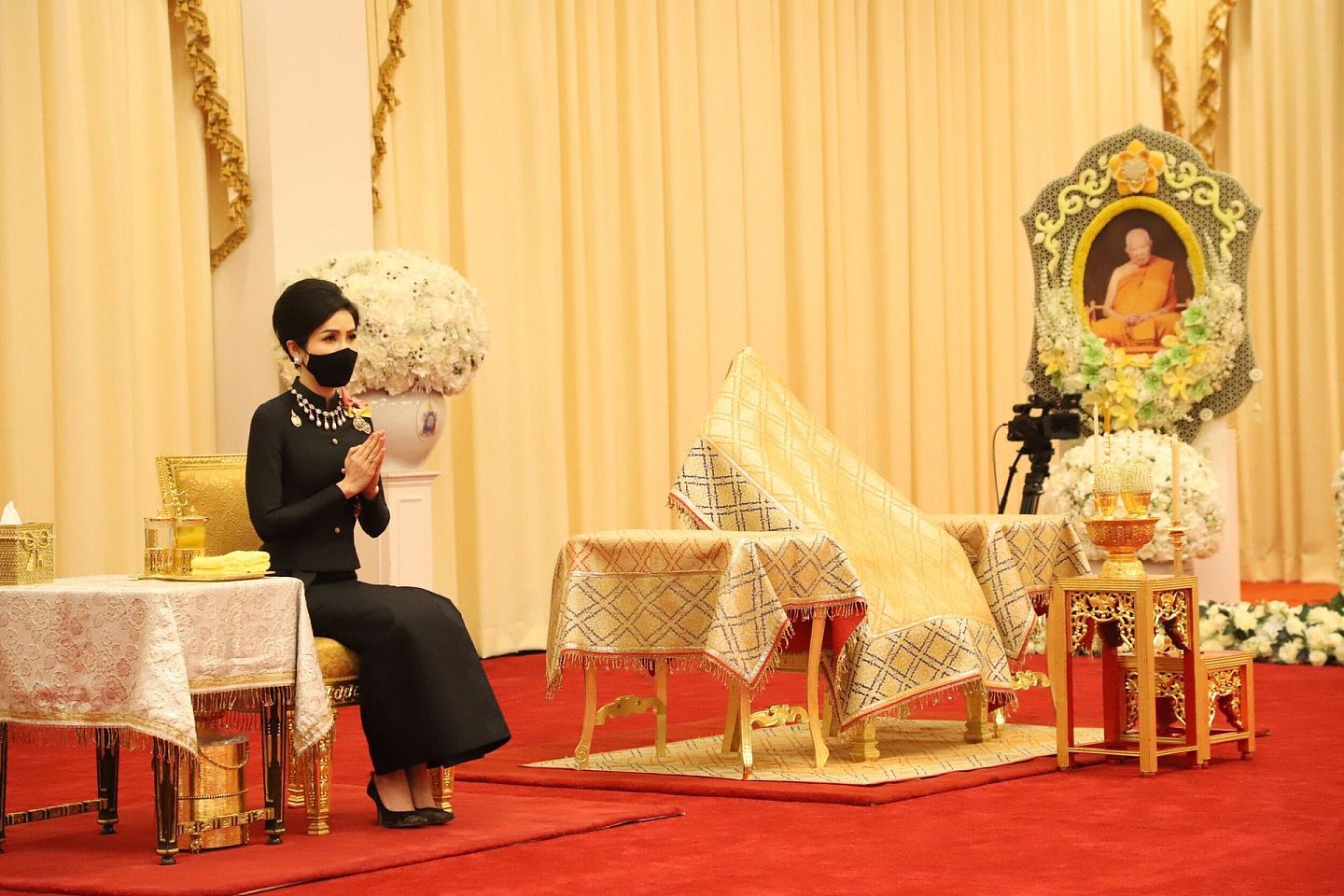 2021年2月8日，泰国王妃诗妮娜前往位于曼谷的Wat Dhammamongkol寺院，主持一场葬礼。（Twitter@Royal World Thailand）