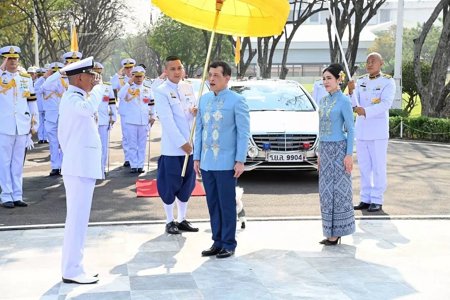 2021年1月26日，泰国国王哇集拉隆功在曼谷的瓦苏克里皇家码头，为王妃诗妮娜举行了盛大的祈福庆生仪式。（泰国皇家办公室）
