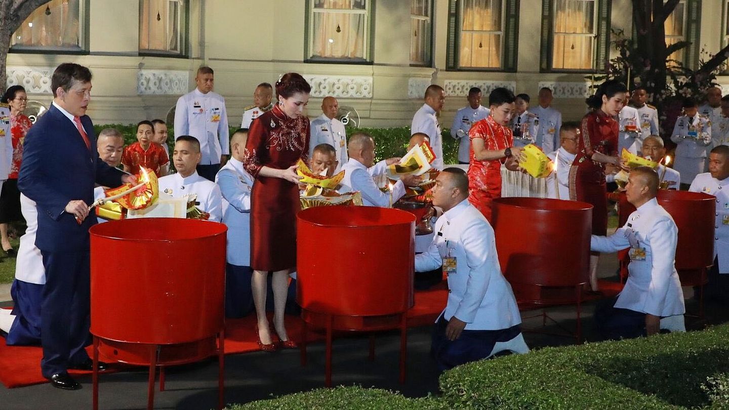 2021年2月12日，泰国王后苏提达（右三）、王妃诗妮娜（右一）参加庆祝中国春节活动。（Twitter@Royal World Thailand）