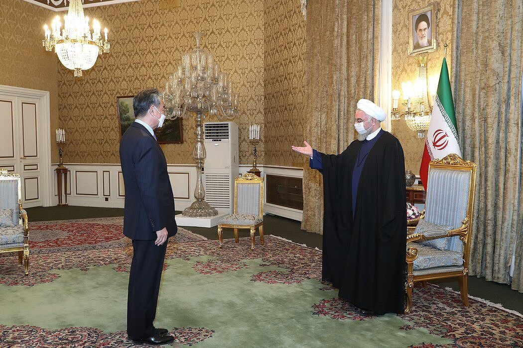 伊朗总统办公室周六发布的王毅与伊朗总统哈桑·鲁哈尼在德黑兰会面的照片。