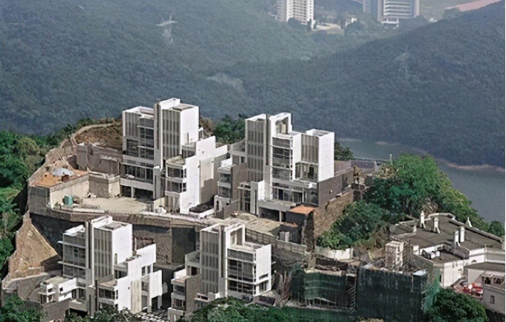 58岁周星驰在香港的豪宅曝光：住在山上深居简出，几乎看到整个香港岛（组图） - 3
