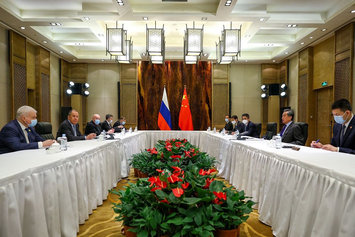 中美阿拉斯加会晤后，中俄外长在中国广西桂林举行会晤。（REUTERS）