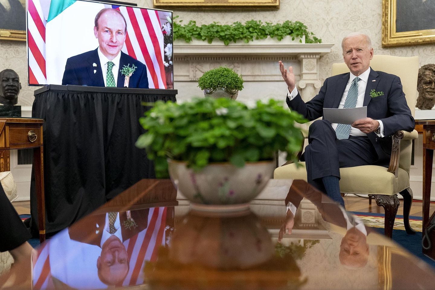 美国总统拜登于2021年3月17日在白宫与爱尔兰总理马丁（michael Martin）进行了虚拟会晤。（AP）
