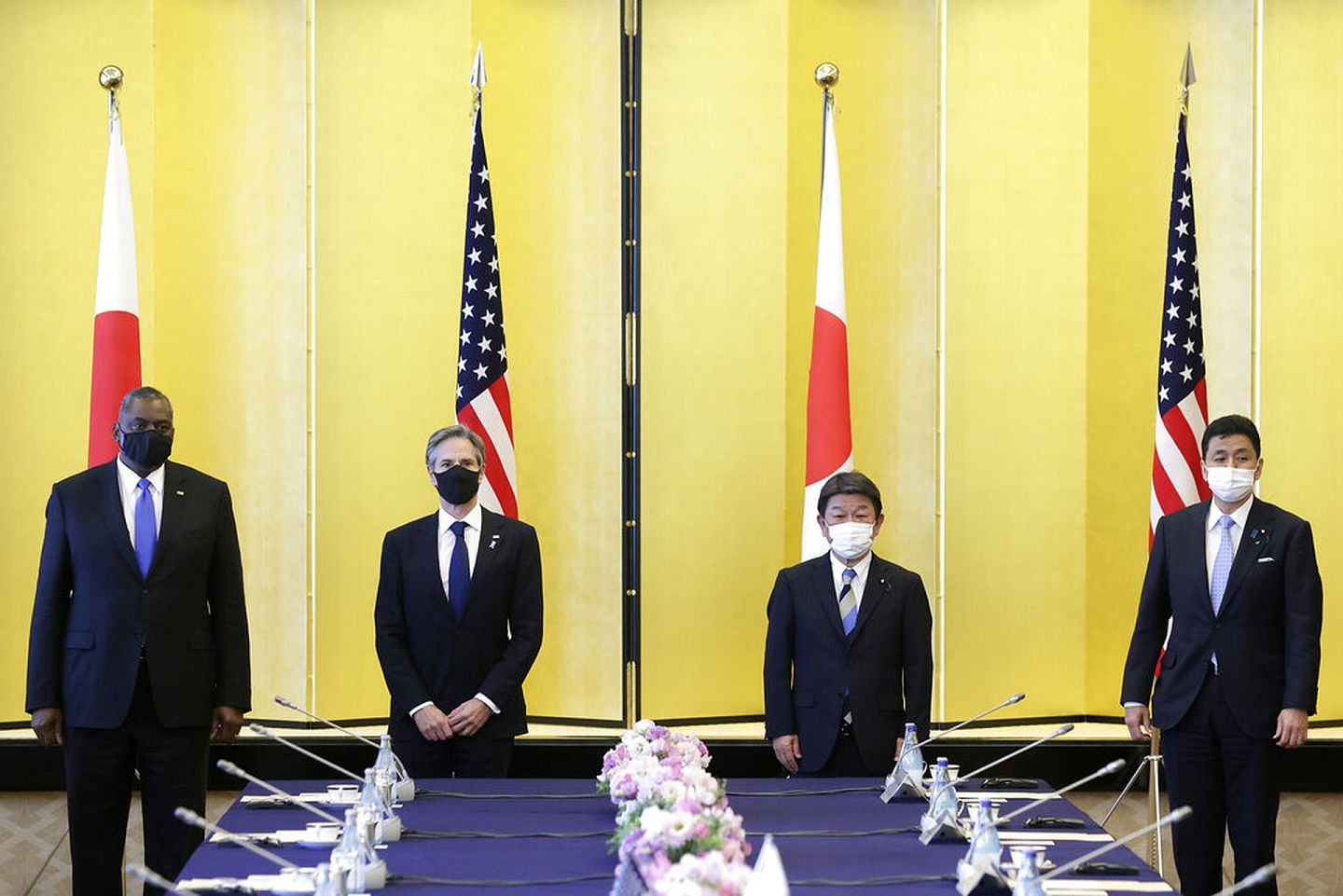 但总的来说，奥斯汀（左1）、布林肯（左2）3月16日下午在东京与茂木敏充（左3）、岸信夫（右1）的“2+2”会晤并不比特朗普时期多点什么。（美联社）