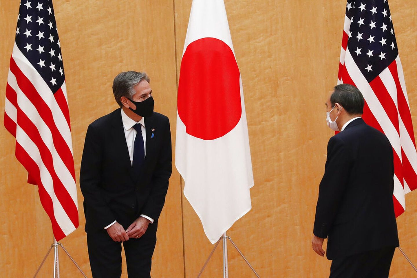 日本首相菅义伟在3月16日晚些时候还会见了布林肯和奥斯汀。图为菅义伟同布林肯打招呼。（美联社）