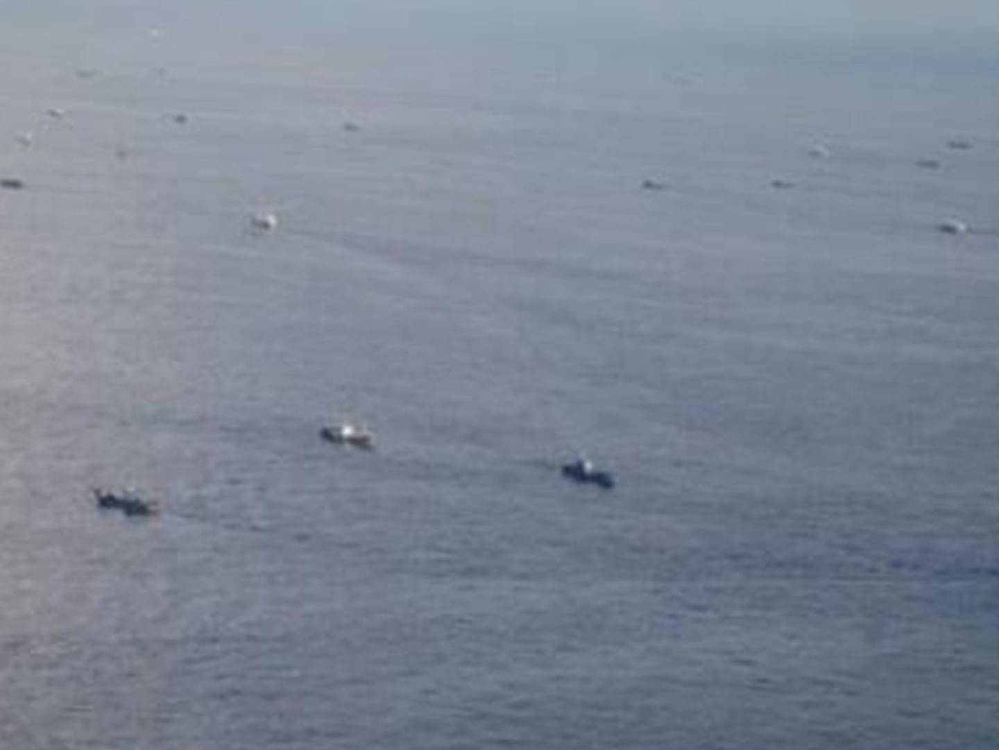 2016年8月，中国派遣数百艘渔船，十多艘公务船前往钓鱼岛海域进行维权活动。（日本外务省官网）